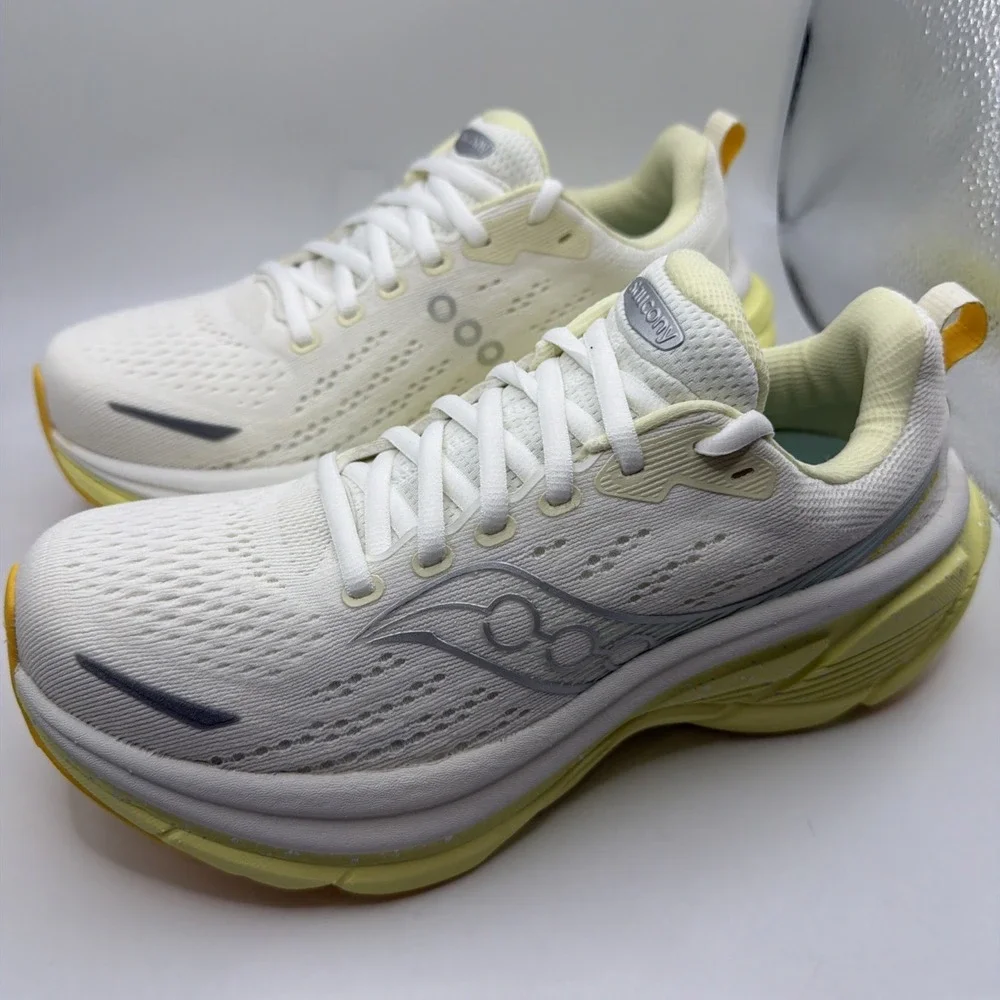 Saucony Women's Hurricane 25 Shoes. Ivory/Tender Size 7 New.